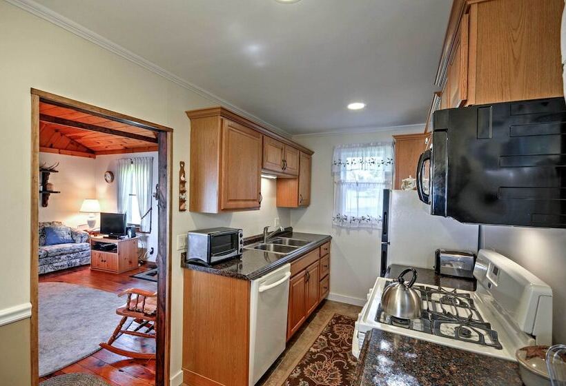 Bayfront Hancock Cottage W/ Beach Access & Views!