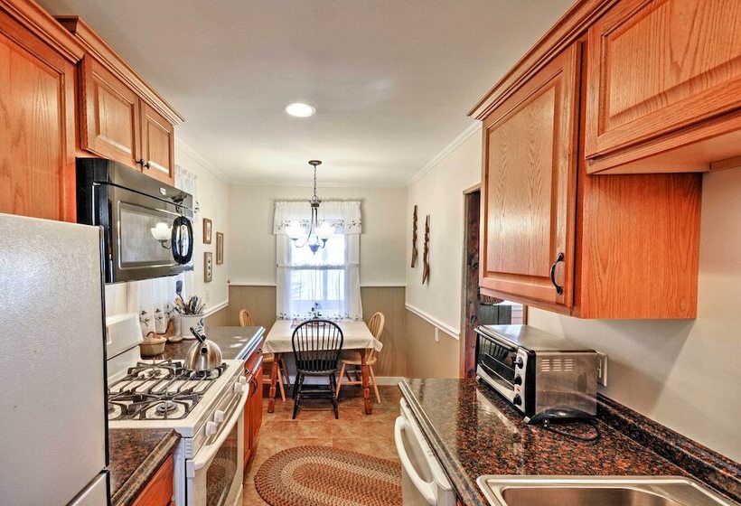 Bayfront Hancock Cottage W/ Beach Access & Views!