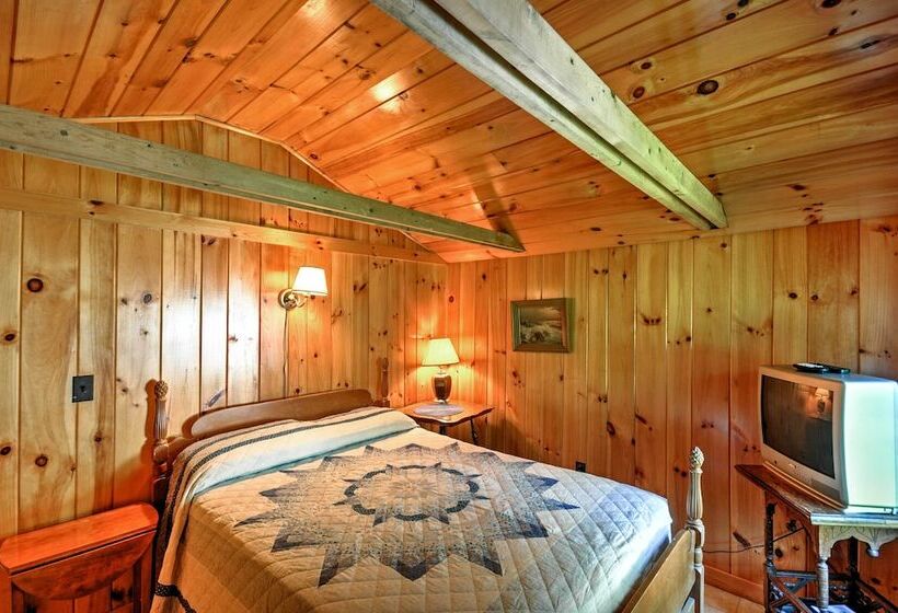 Bayfront Hancock Cottage W/ Beach Access & Views!