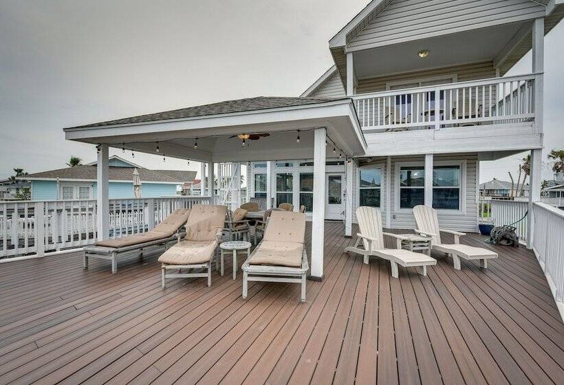 Canal Access & Decks: Bayfront Jamaica Beach House