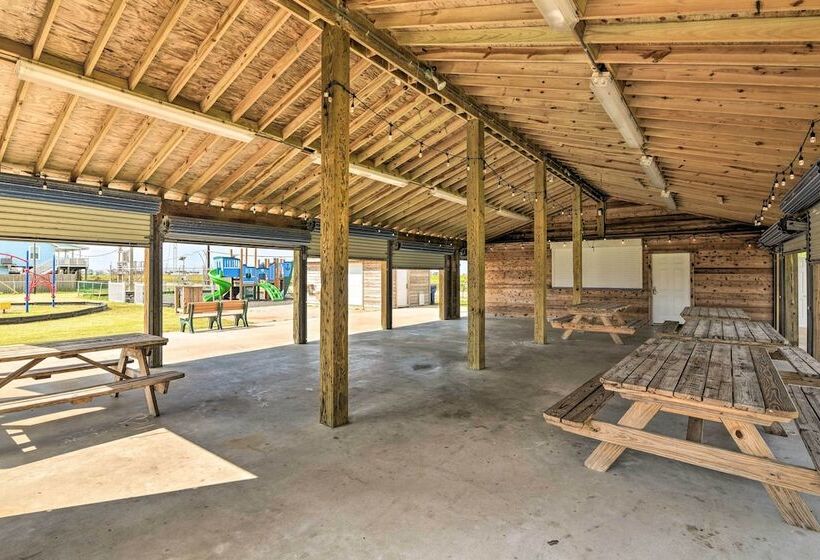 Canal Access & Decks: Bayfront Jamaica Beach House