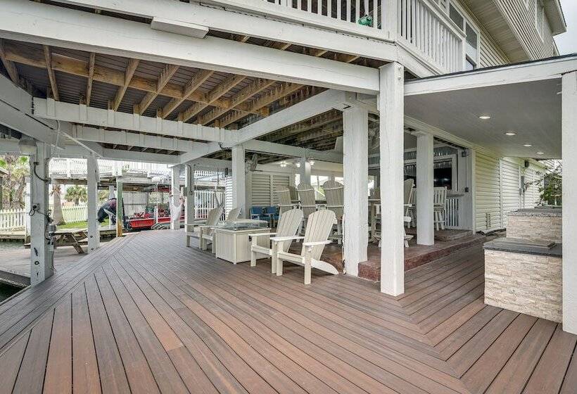 Canal Access & Decks: Bayfront Jamaica Beach House