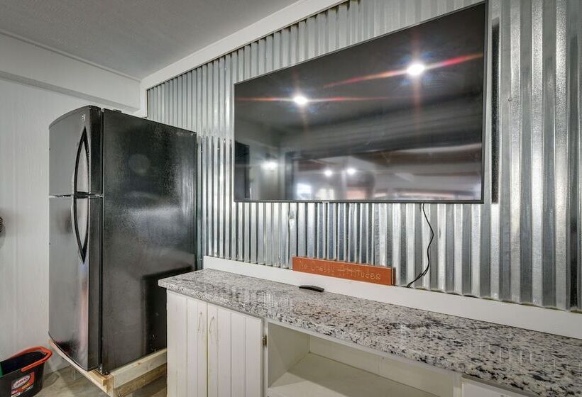 Canal Access & Decks: Bayfront Jamaica Beach House