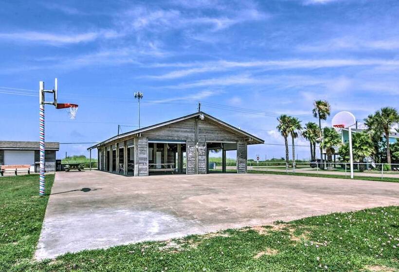Canal Access & Decks: Bayfront Jamaica Beach House