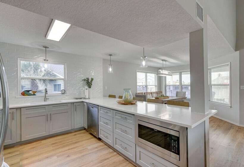 Canal Access & Decks: Bayfront Jamaica Beach House