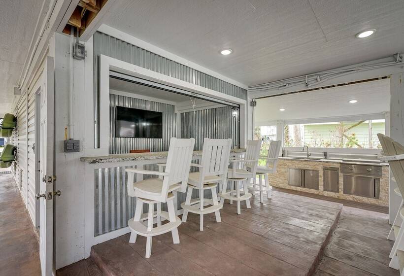 Canal Access & Decks: Bayfront Jamaica Beach House