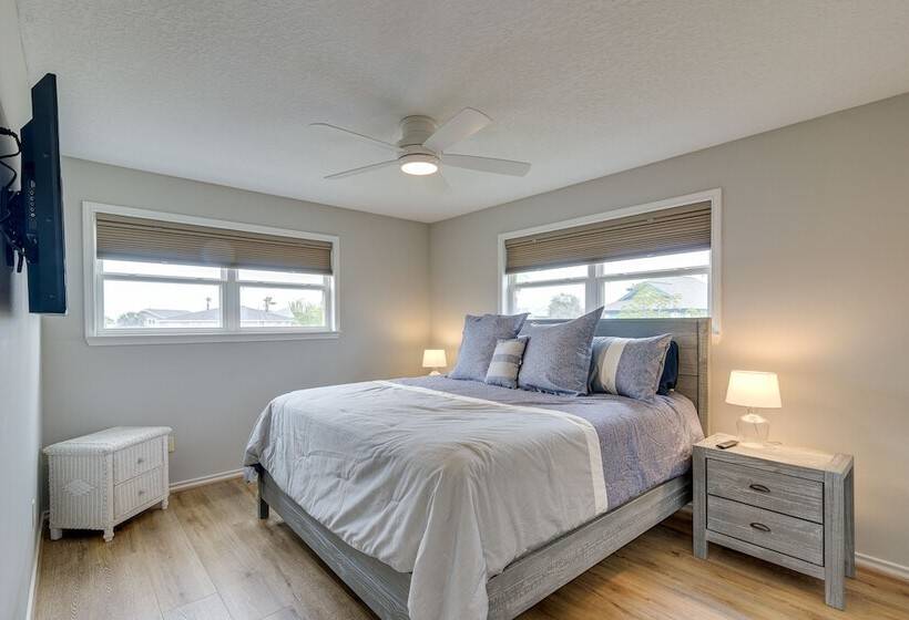 Canal Access & Decks: Bayfront Jamaica Beach House