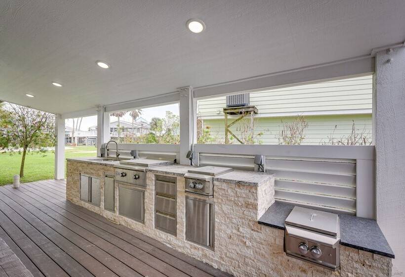 Canal Access & Decks: Bayfront Jamaica Beach House