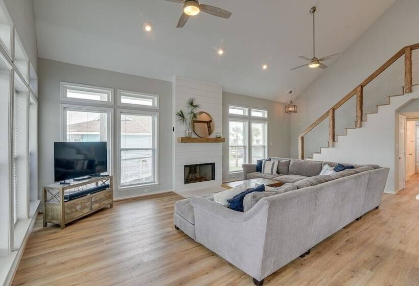 Canal Access & Decks: Bayfront Jamaica Beach House