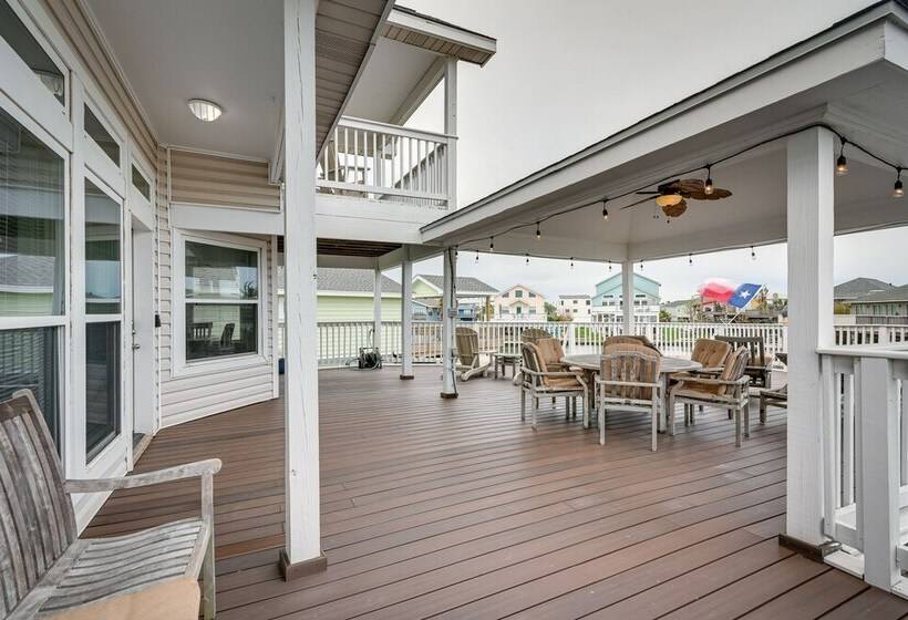 Canal Access & Decks: Bayfront Jamaica Beach House