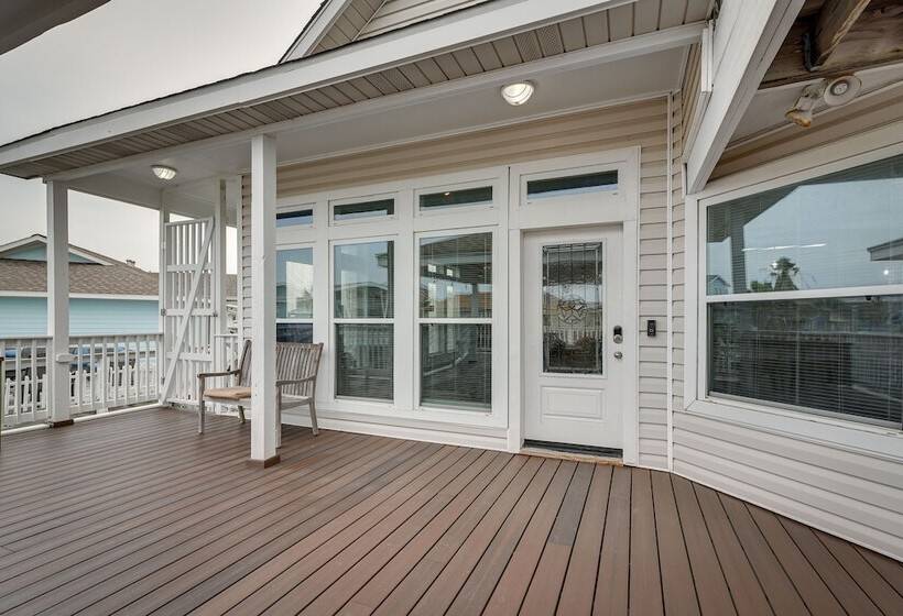 Canal Access & Decks: Bayfront Jamaica Beach House
