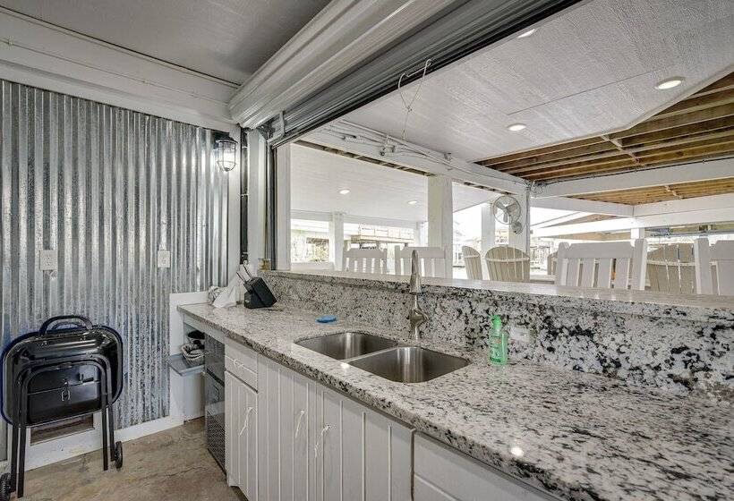 Canal Access & Decks: Bayfront Jamaica Beach House