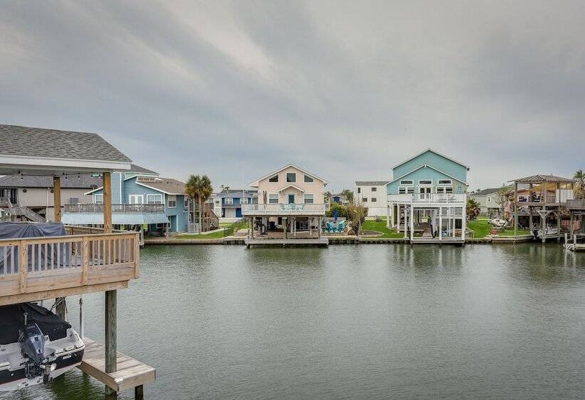 Canal Access & Decks: Bayfront Jamaica Beach House