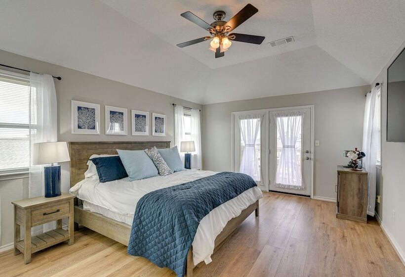 Canal Access & Decks: Bayfront Jamaica Beach House