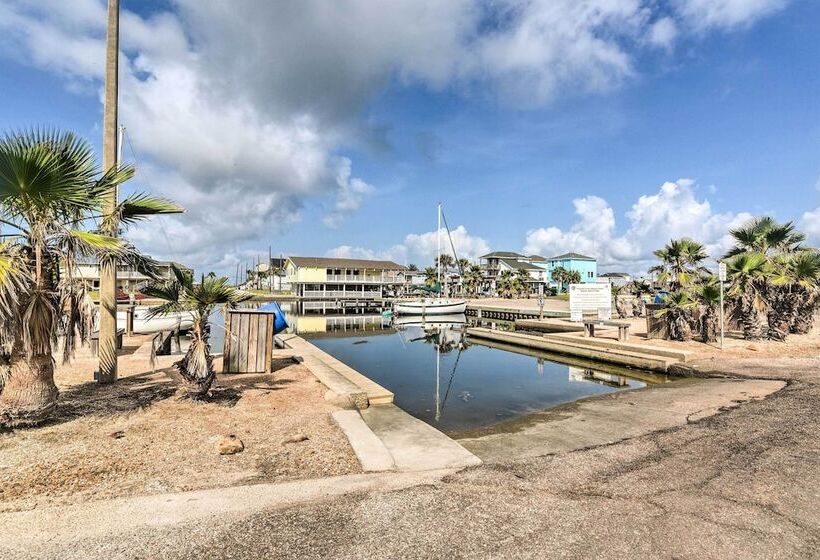 Canal Access & Decks: Bayfront Jamaica Beach House