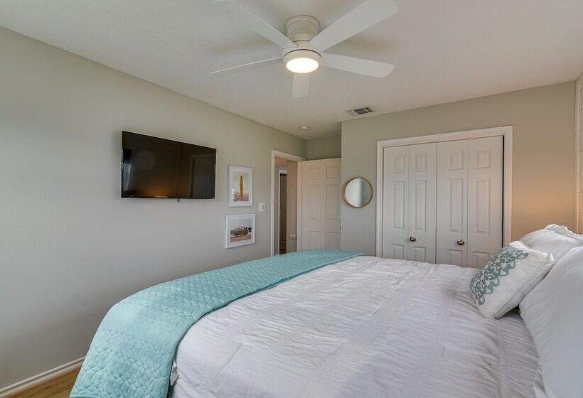 Canal Access & Decks: Bayfront Jamaica Beach House