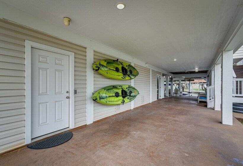 Canal Access & Decks: Bayfront Jamaica Beach House