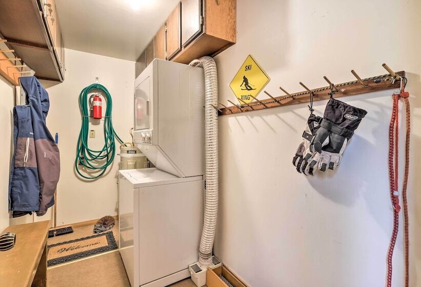 Near Hiking & Skiing: Bear Valley Cabin!