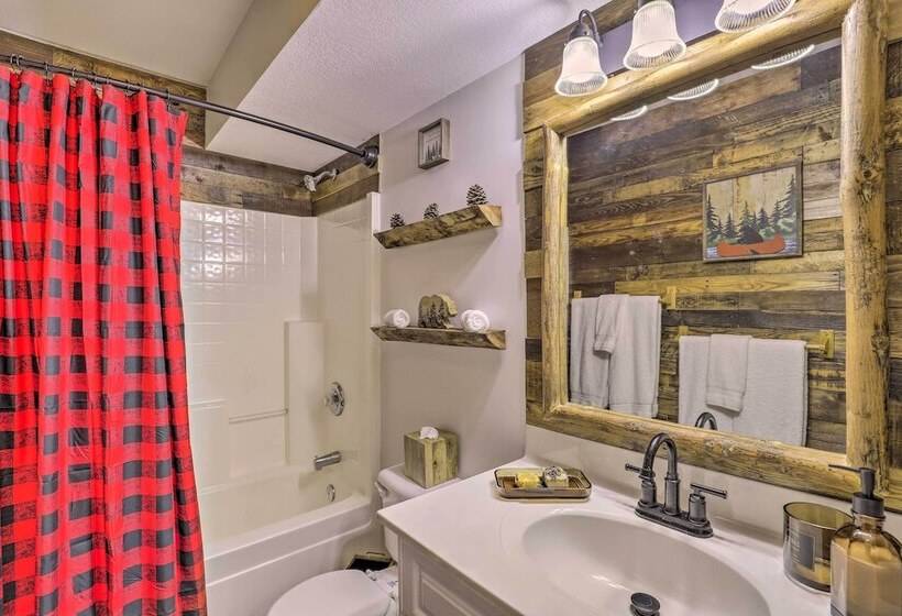 Tranquil Hendersonville Cabin W/ Mountain Views!