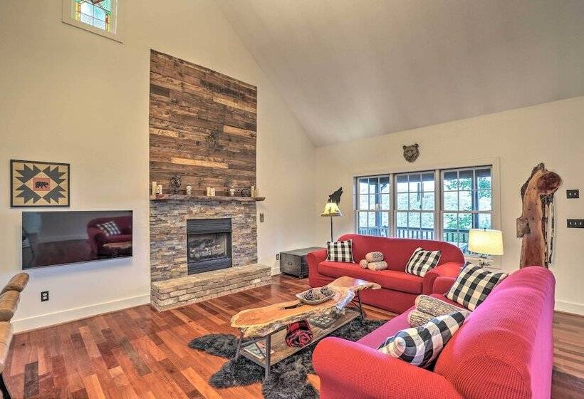 Tranquil Hendersonville Cabin W/ Mountain Views!