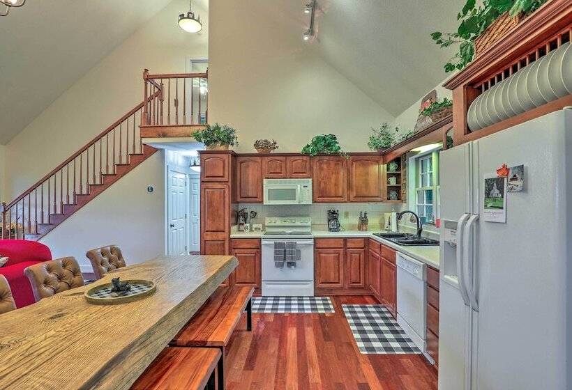 Tranquil Hendersonville Cabin W/ Mountain Views!