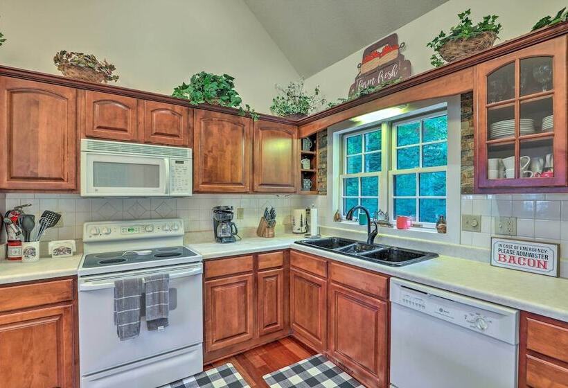 Tranquil Hendersonville Cabin W/ Mountain Views!