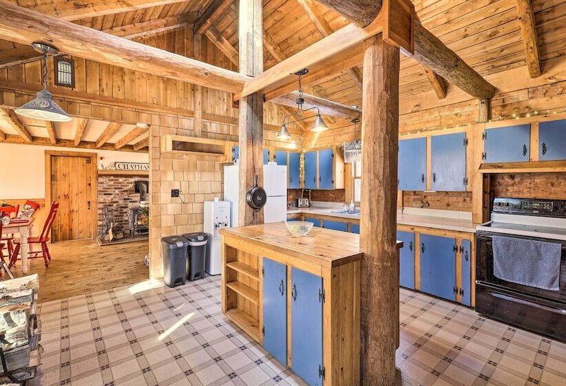 Black Bear Lodge: A Rural White Mtns Retreat