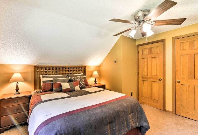 Black Mountain Cabin W/ Screened Porch + Views!