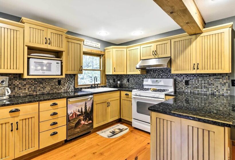 Black Mountain Cabin W/ Screened Porch + Views!