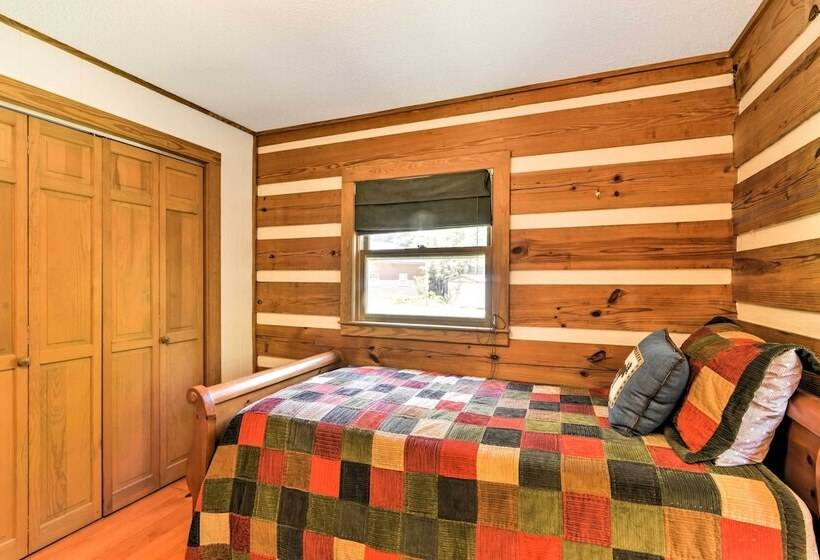 Black Mountain Cabin W/ Screened Porch + Views!