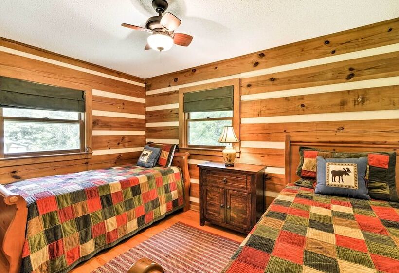 Black Mountain Cabin W/ Screened Porch + Views!