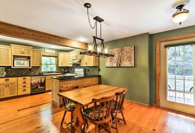 Black Mountain Cabin W/ Screened Porch + Views!