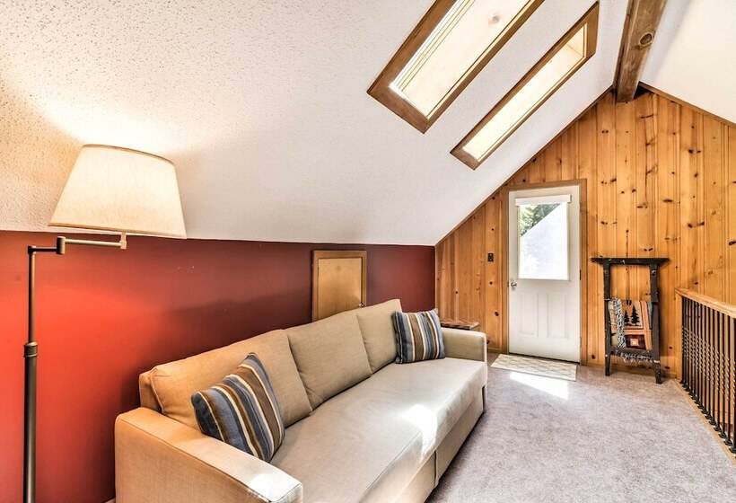 Black Mountain Cabin W/ Screened Porch + Views!