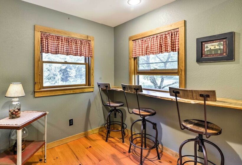 Black Mountain Cabin W/ Screened Porch + Views!