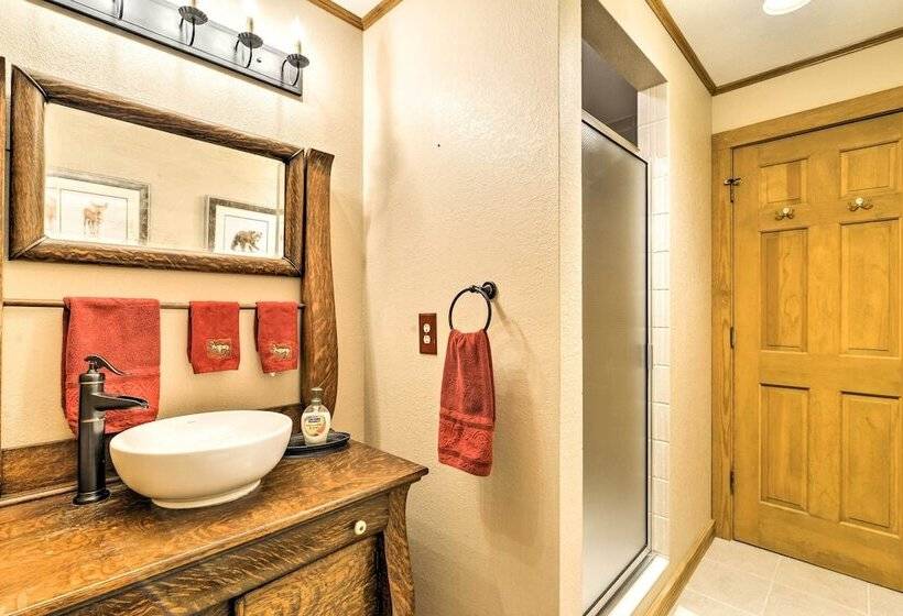 Black Mountain Cabin W/ Screened Porch + Views!