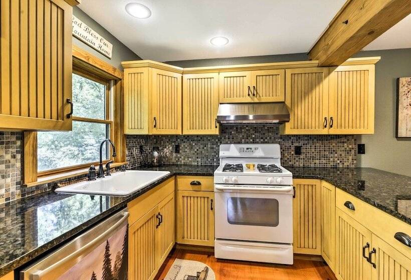Black Mountain Cabin W/ Screened Porch + Views!