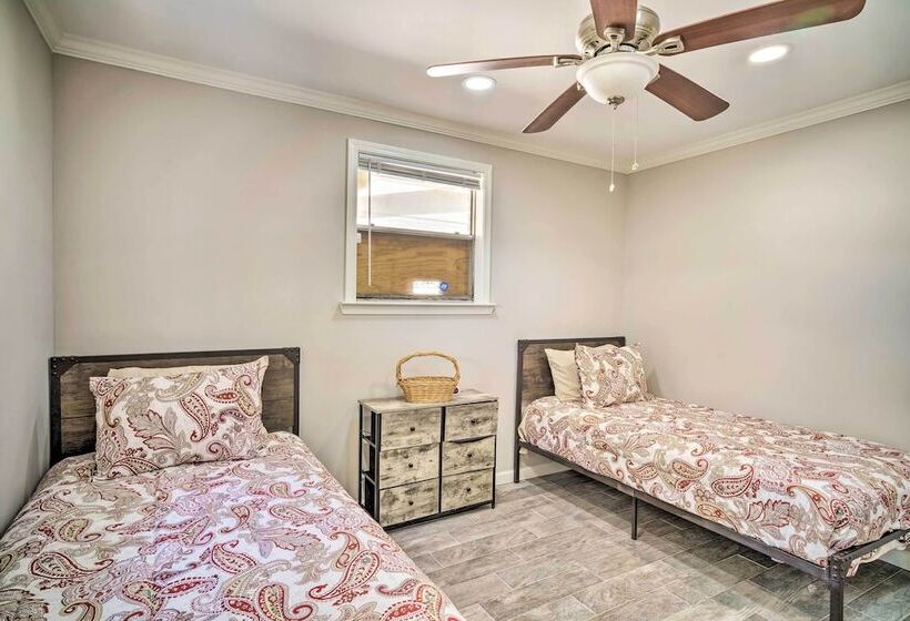 Blue Cottage In The Bayou  W/ Private Yard!