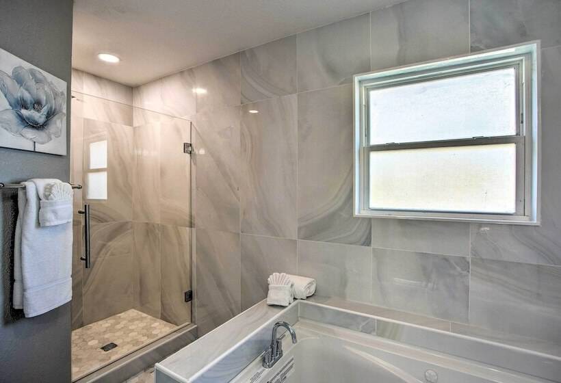 Private Outdoor Pool: Richardson Oasis!