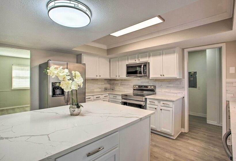 Private Outdoor Pool: Richardson Oasis!