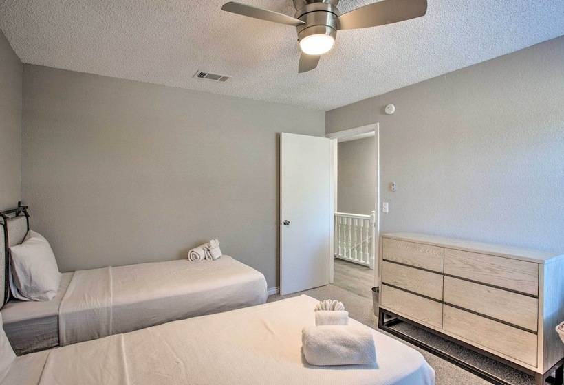 Private Outdoor Pool: Richardson Oasis!