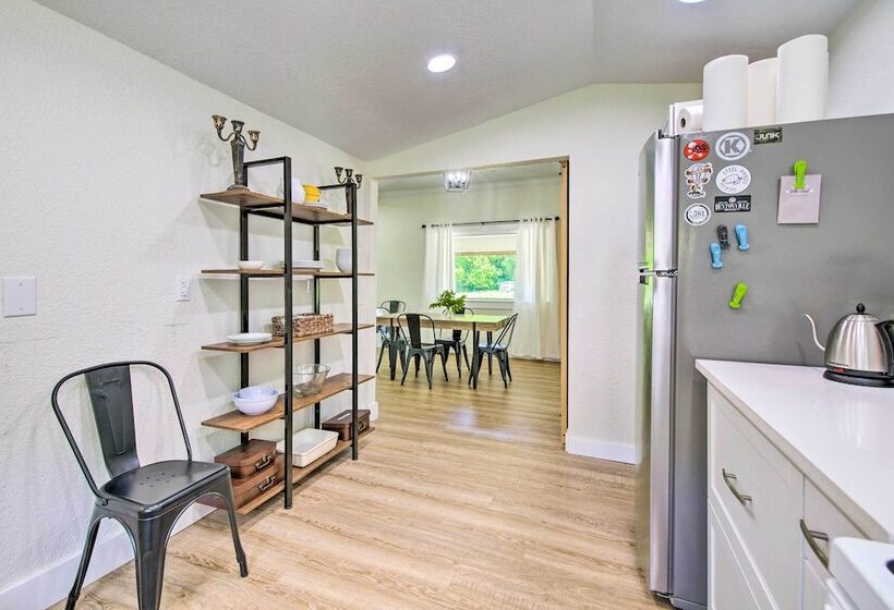 Bright Home W/ Fire Pit, Near Back 40 Trail!