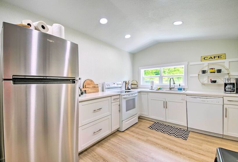 Bright Home W/ Fire Pit, Near Back 40 Trail!