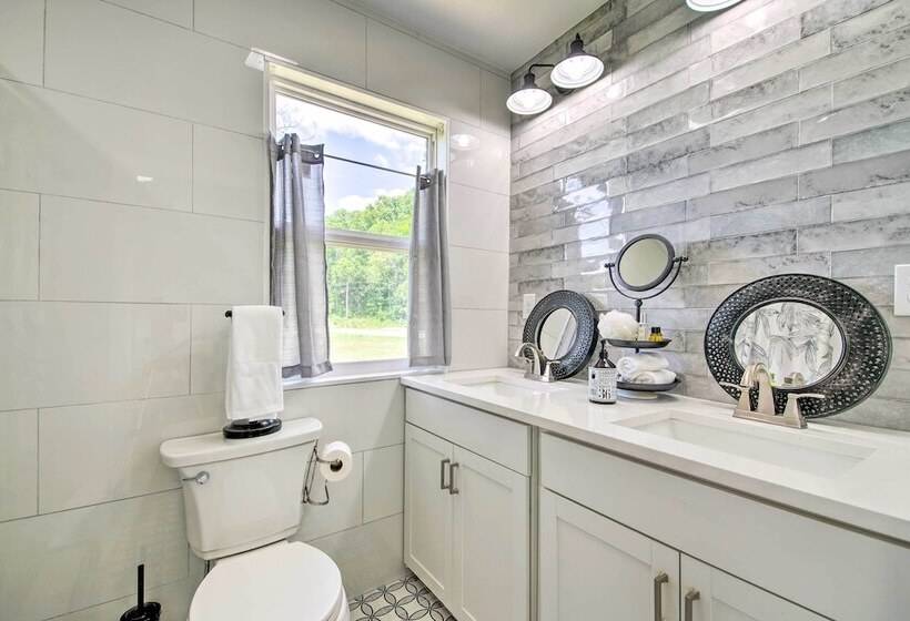 Bright Home W/ Fire Pit, Near Back 40 Trail!