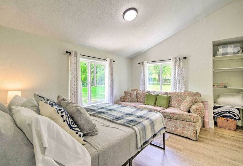 Bright Home W/ Fire Pit, Near Back 40 Trail!