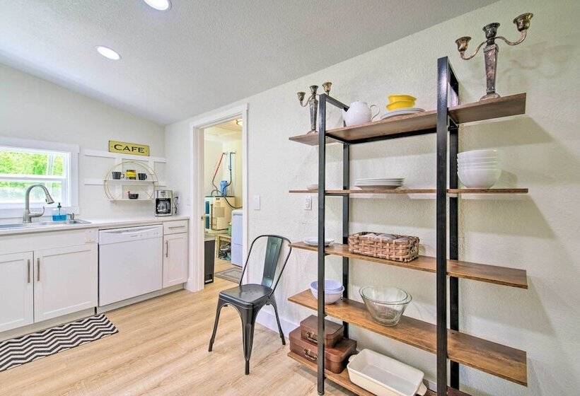 Bright Home W/ Fire Pit, Near Back 40 Trail!