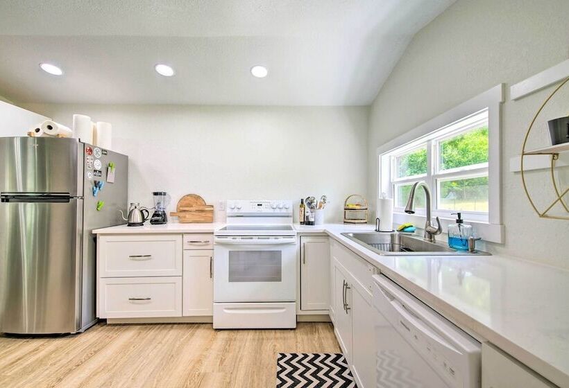 Bright Home W/ Fire Pit, Near Back 40 Trail!