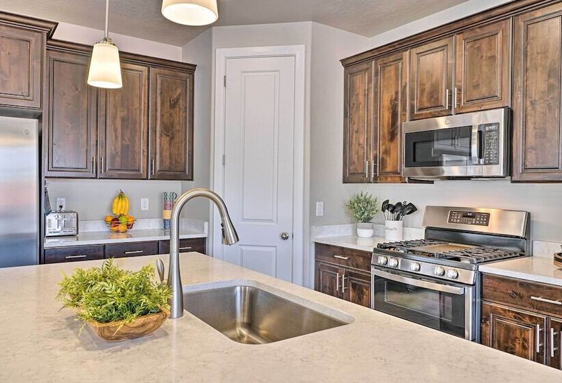 Community Pool & Private Hot Tub: Washington Home!