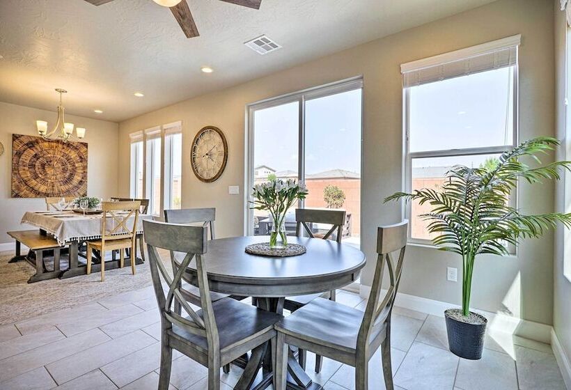 Community Pool & Private Hot Tub: Washington Home!