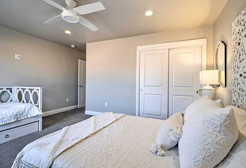 Community Pool & Private Hot Tub: Washington Home!