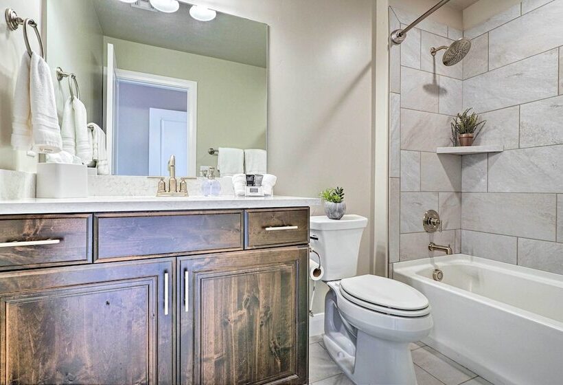 Community Pool & Private Hot Tub: Washington Home!